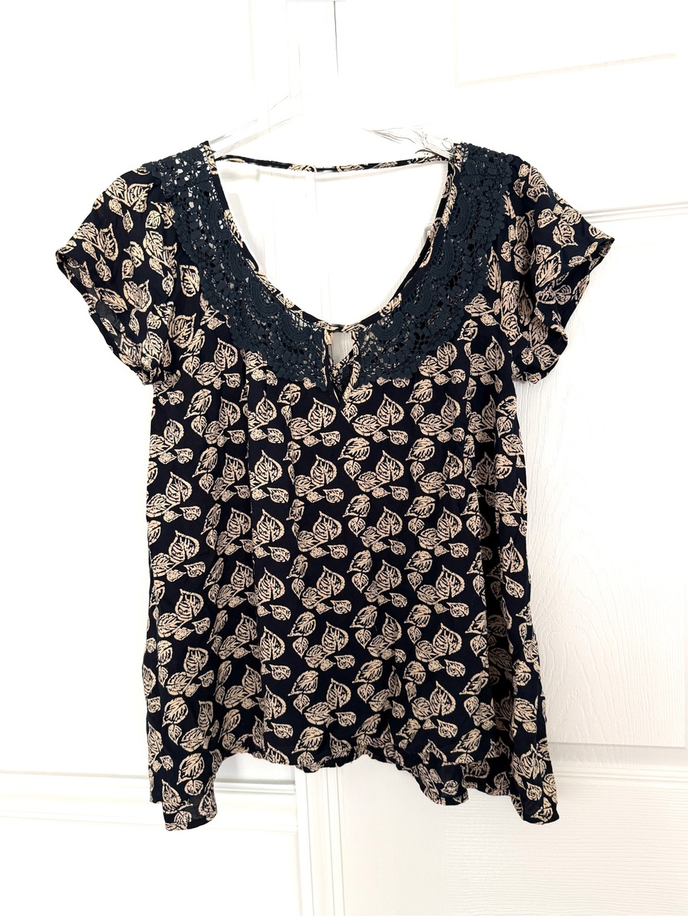 En Crème Navy Cream Crochet Lace Trim Top Leaf Print relaxed Women's S